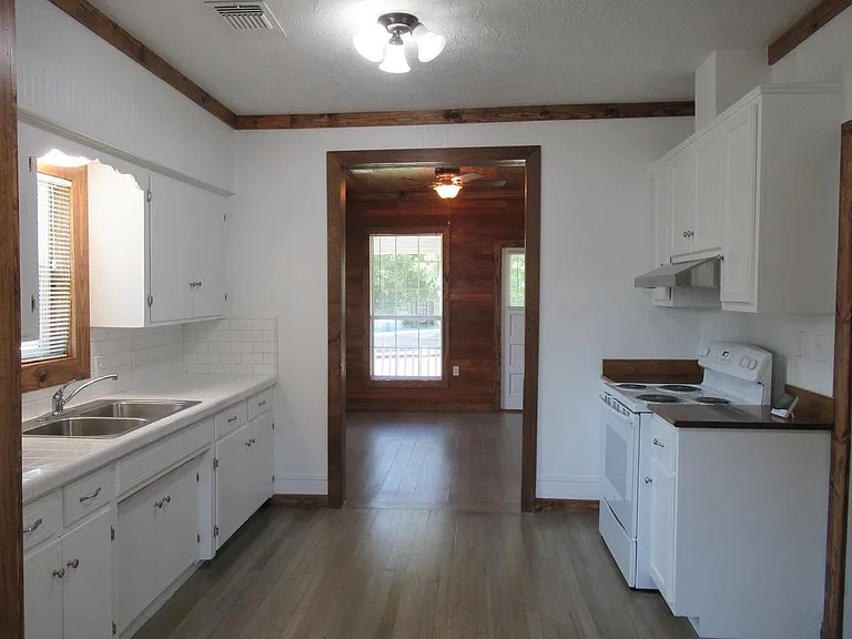 1601 W Main St — Photo 5
