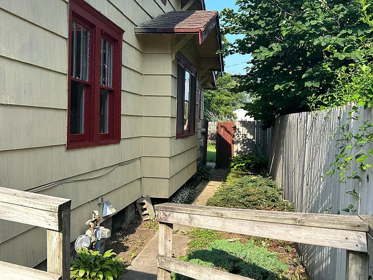 915 Clover St — Photo 2
