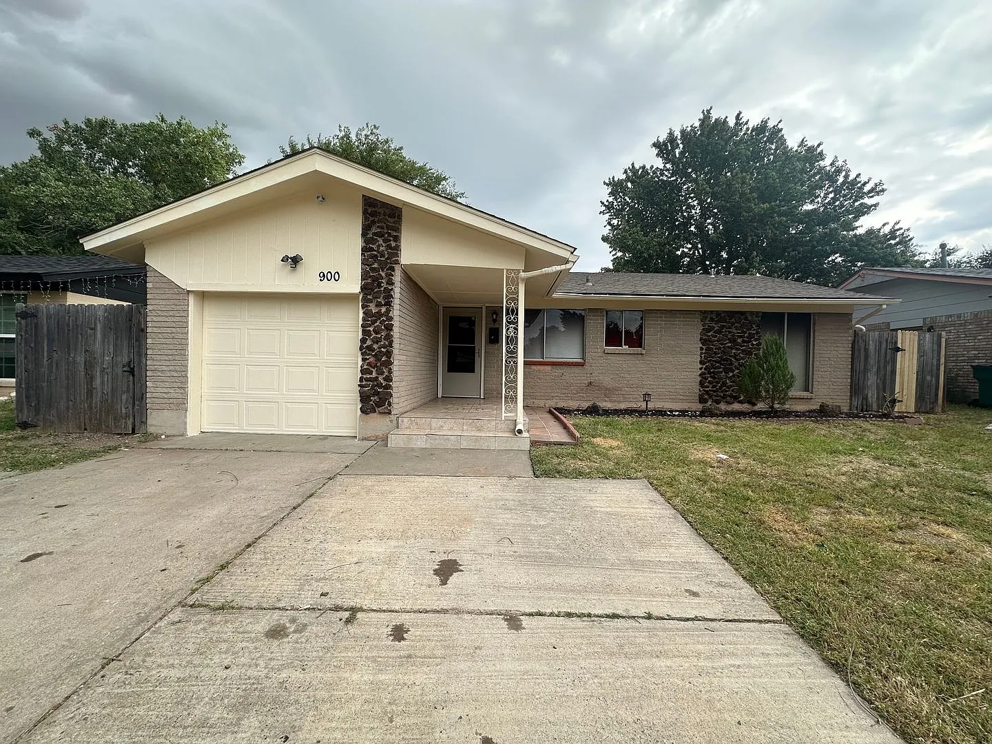 4 Bed, 3 Bath 1 Car Garage — Photo 2
