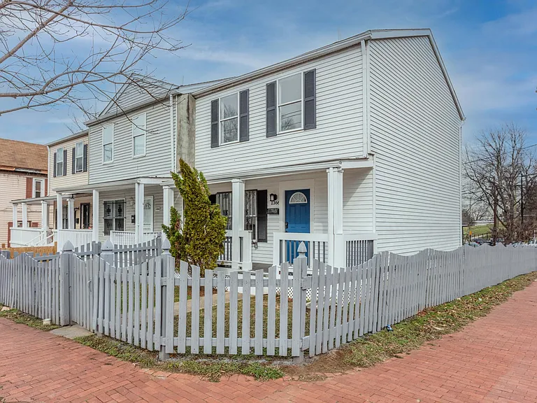 1366 Valley Pl SE — Photo 2