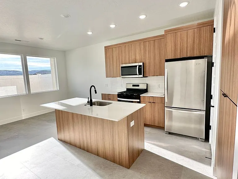 329 S 1930 W — Photo 10