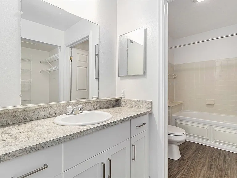 Autumn Lakes Apartments and Townhomes — Photo 34