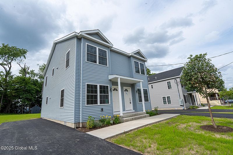 3rd image of 418 Summit Avenue