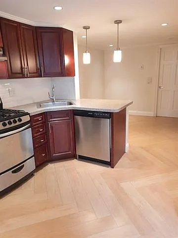 Charming Hoboken Garden level 1 BR with private backyard — Photo 2