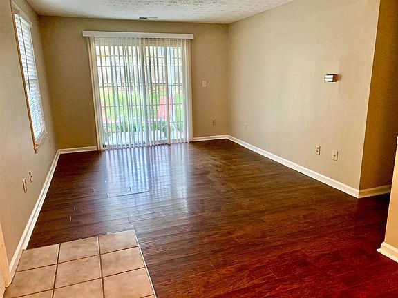 3rd image of 404 Bainbridge Ct APT D1