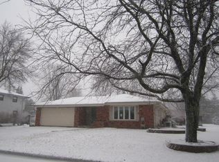 1224 Dorchester Dr, Oconomowoc, WI 53066