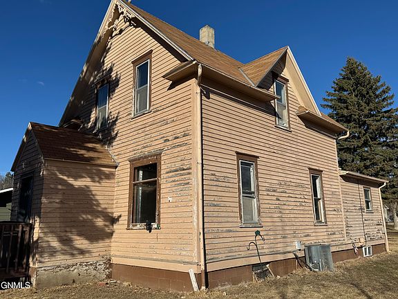 2nd image of 209 2nd St NE