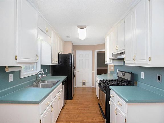 3rd image of 115 York Ln
