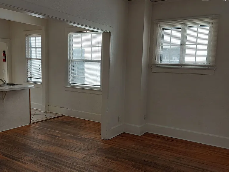 College Housing - 4 bedrooms — Photo 50