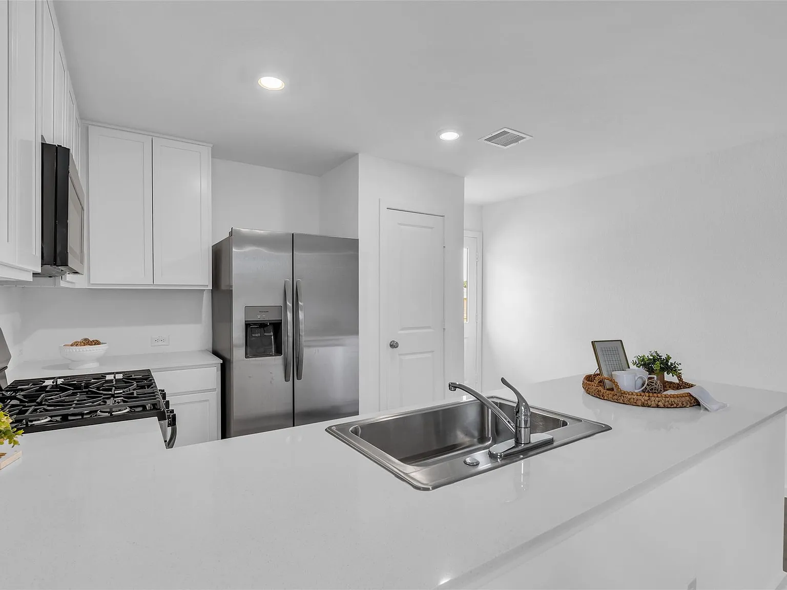3 bed, 2.0 bath, 1418 sqft, $1,850 — Photo 3