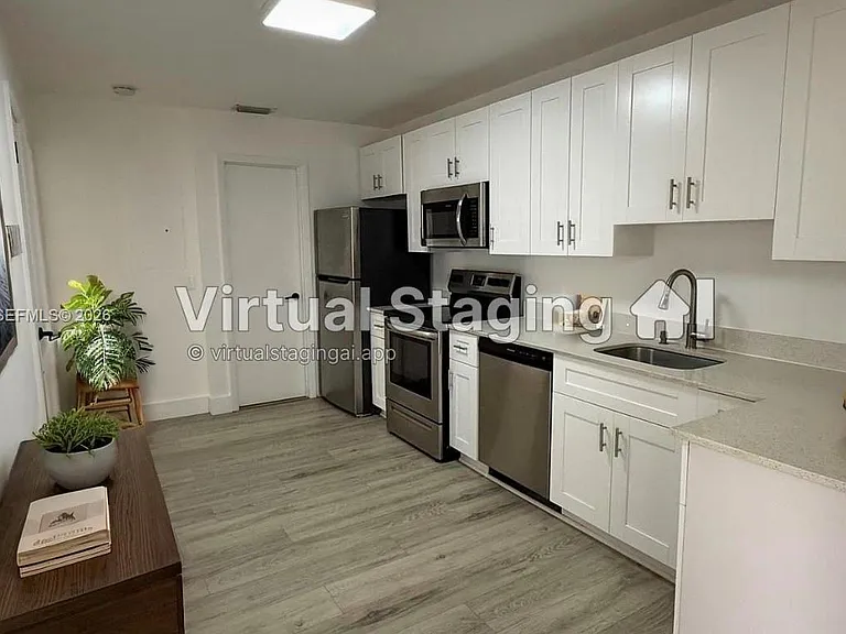 411 SE 10th St #3 — Photo 5