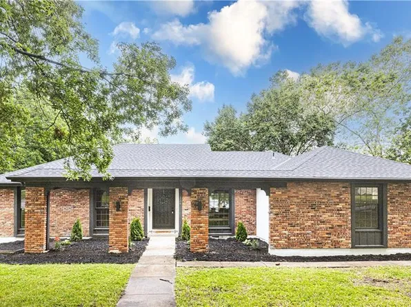 126 E Bridlespur Dr, Kansas City, MO 64114