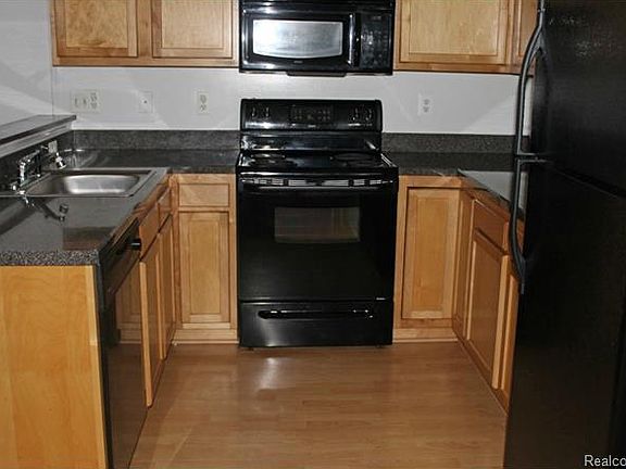 3rd image of 13 Eden Park Dr