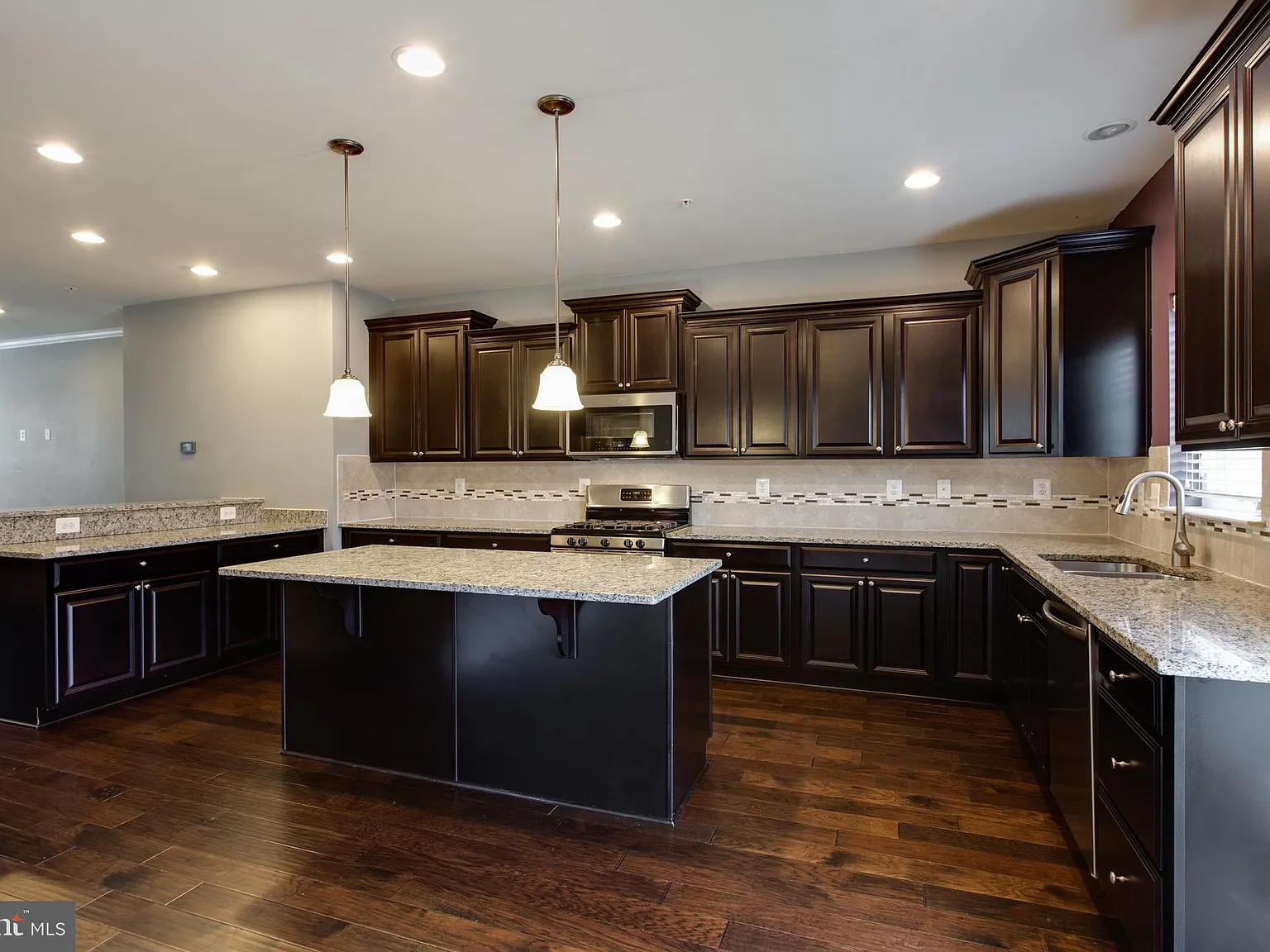 3 bed, 4.0 bath, 2000 sqft, $3,200 — Photo 4