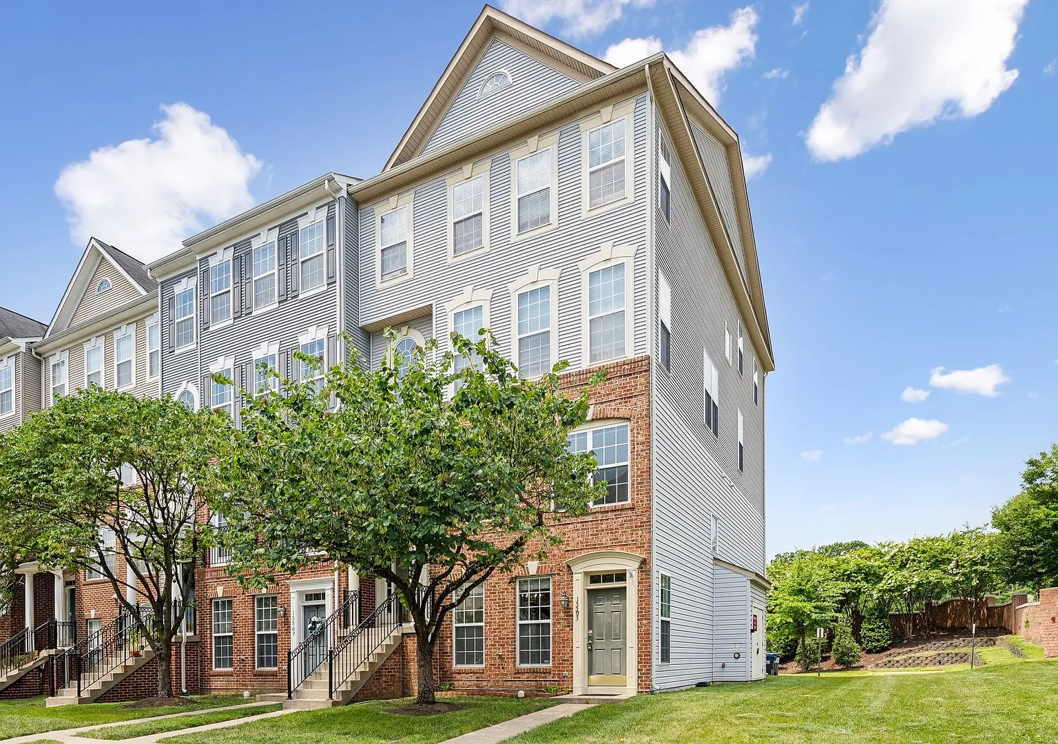 Beautiful End-Unit Townhome-Style Condo Near Stonebridge! — Photo 2