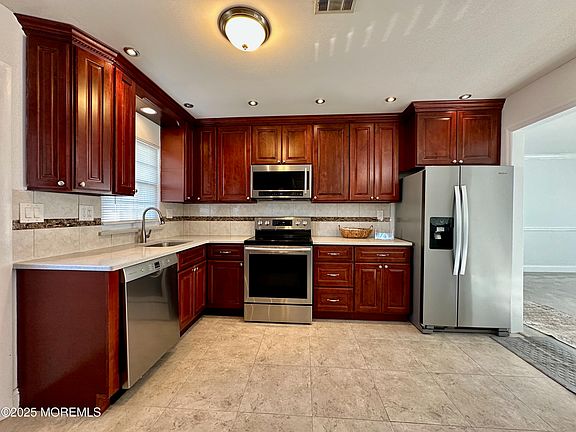 2nd image of 936B Thornhill Court