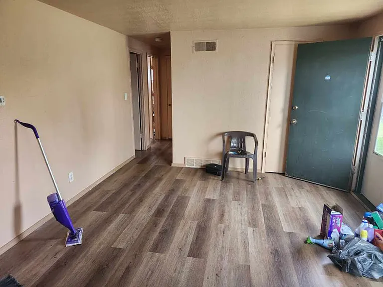Living room with coat & storagecloset on the right as you enter.