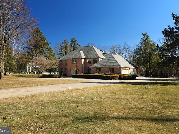 2nd image of 2610 Sleepy Hollow Dr