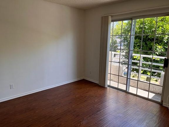 4th image of 12151 Moorpark St #101