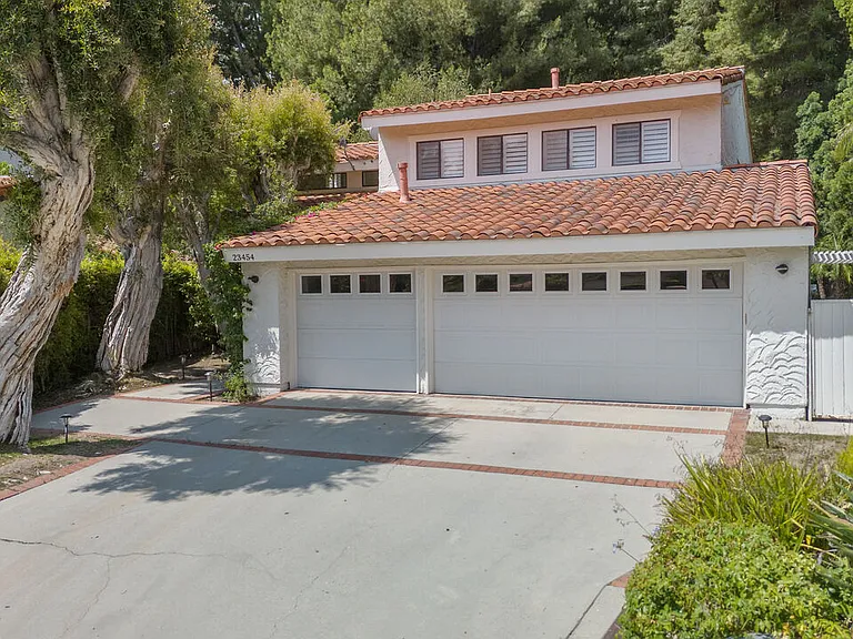 23454 Park Hermosa — Photo 1