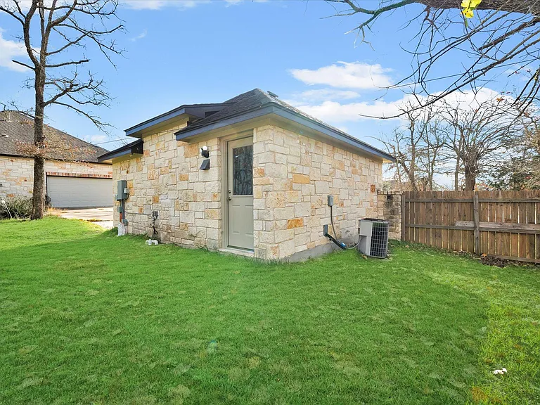 170 Stephen F Austin Blvd — Photo 8