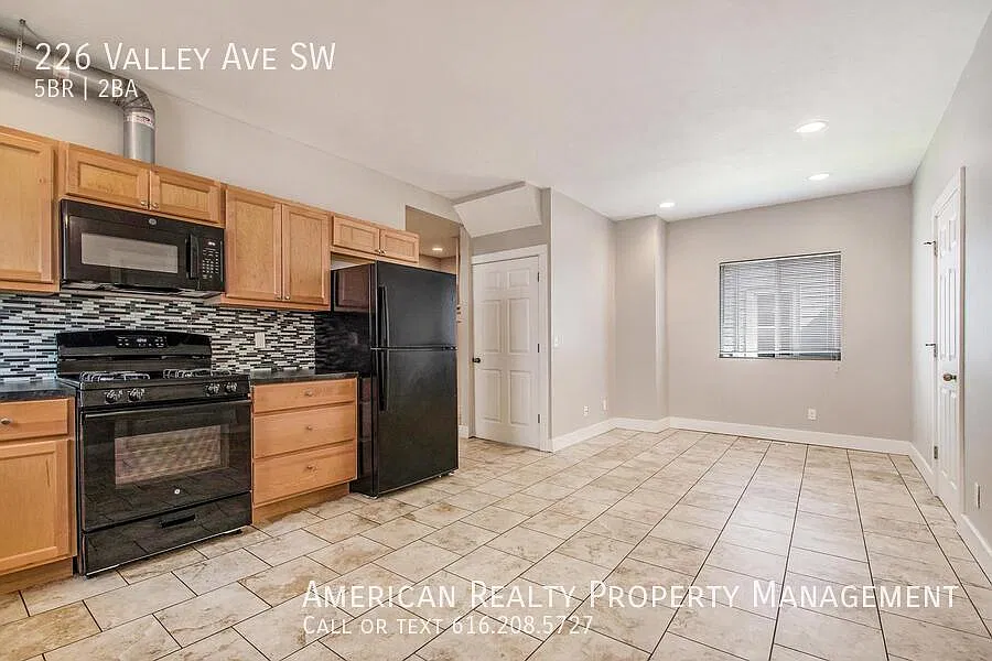 5 bed, 1450 sqft, $2,600 — Photo 3