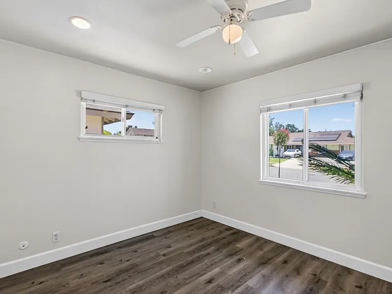 2940 Charles Ave — Photo 27