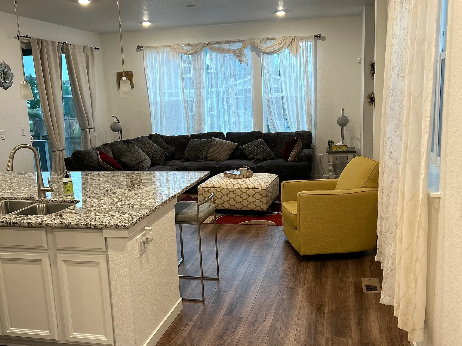 3 bed, 2595 sqft, $3,100 — Photo 4