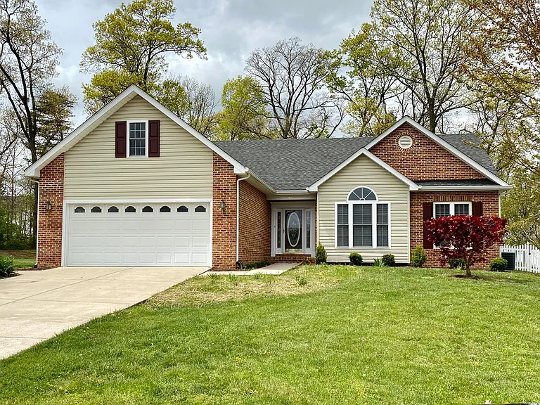 108 Travis Ct — Photo 1