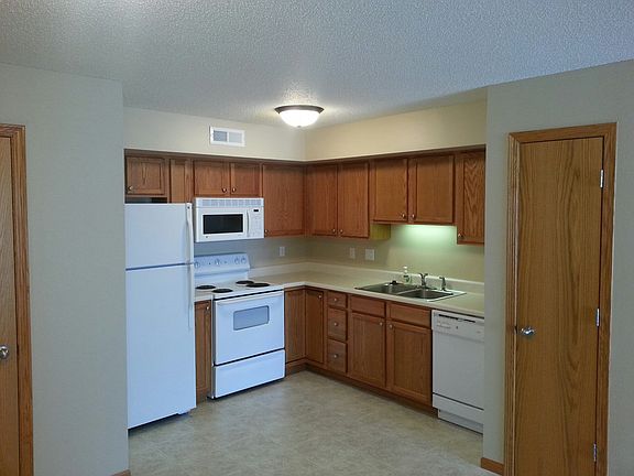 kitchen with full appialnces and pantry closet