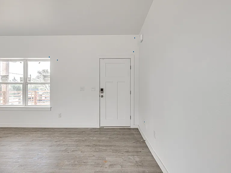341 E 7th St — Photo 8