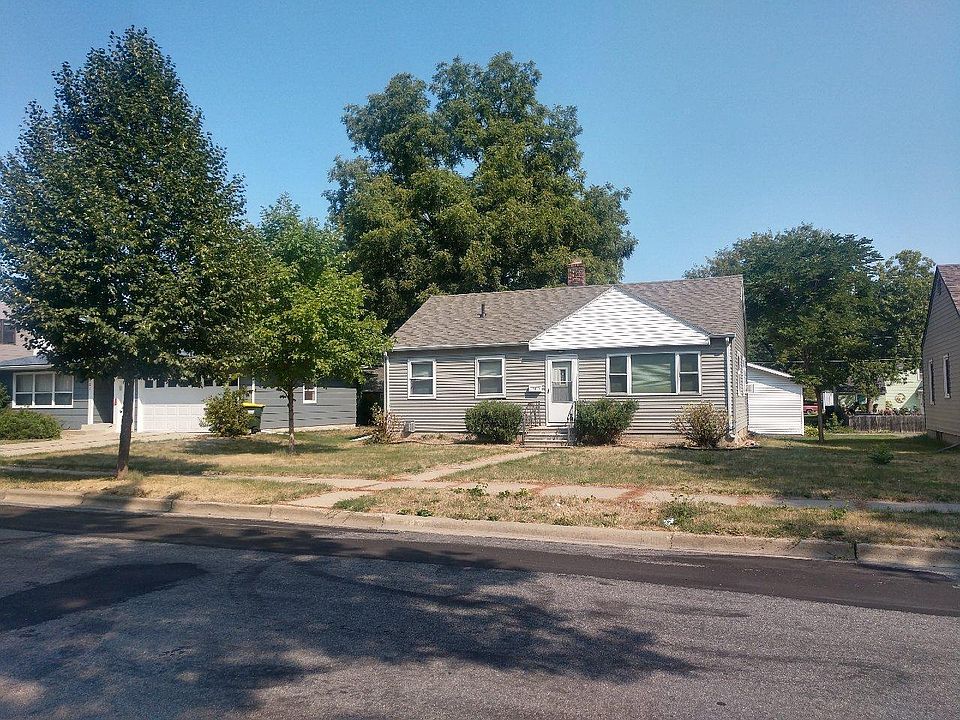 1st image of 711 E 3rd St