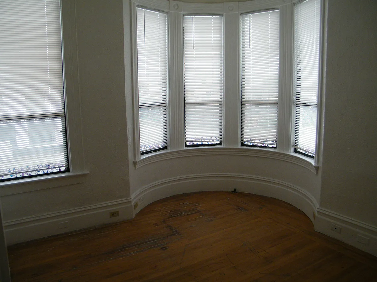 Building Photo - 1005 5th Ave #L