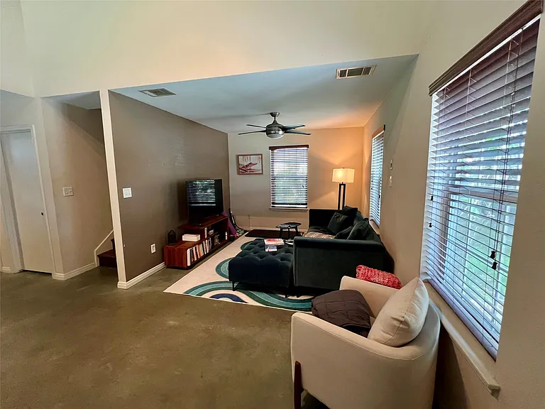 2409 Santa Rosa St — Photo 8
