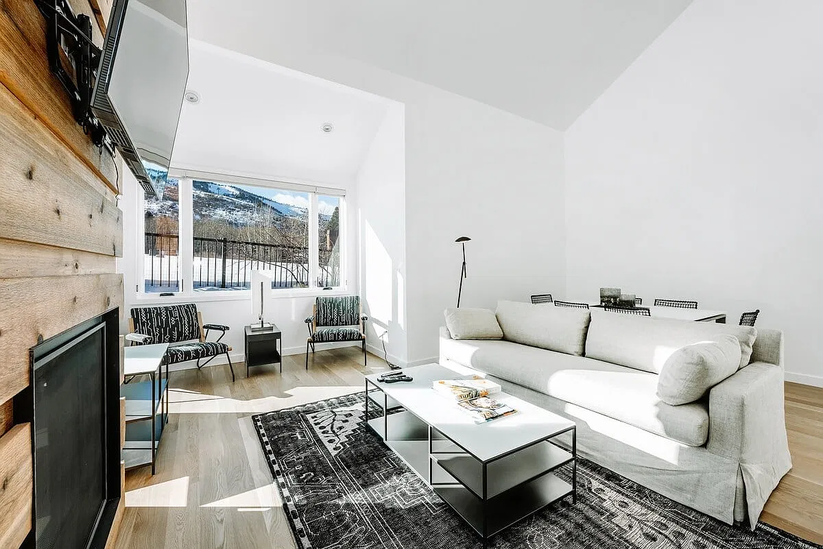 2 bed, 1349 sqft, $4,200 — Photo 2