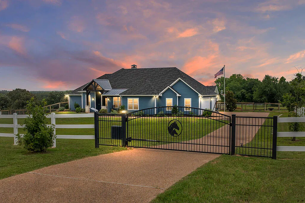 3 bed, 3.5 bath, 2107 sqft, $3,895 — Photo 1
