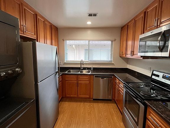 4th image of 294 Waverley St APT 4