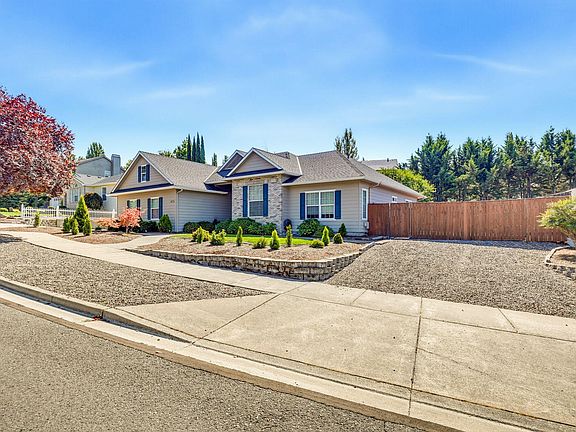 3rd image of 4126 Hemlock Dr