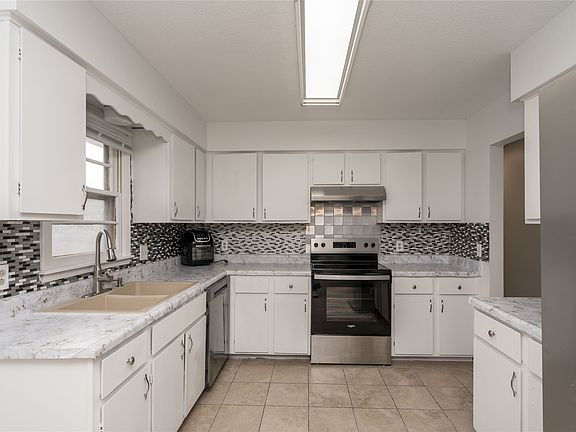 4th image of 825 SE 4th St