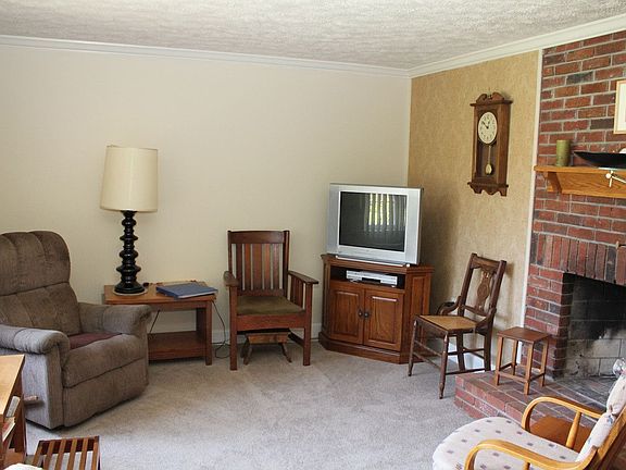 living room w fireplace
