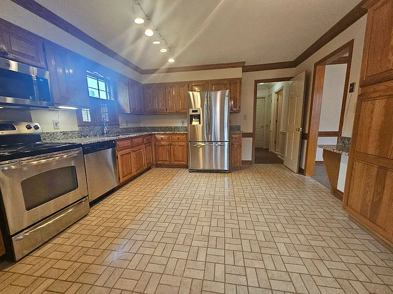 250 Lofton Dr — Photo 6