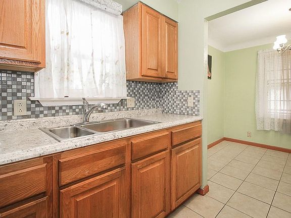 2nd image of 7412 Traymore Ave