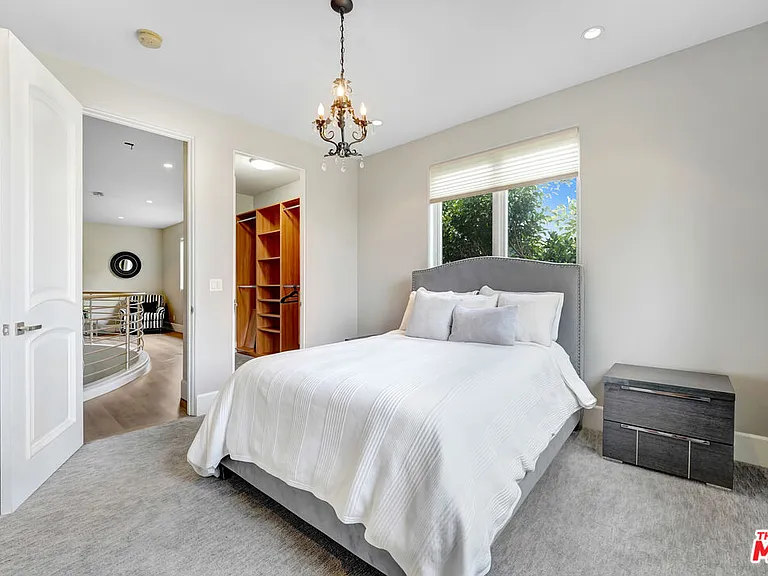 841 N Crescent Heights Blvd — Photo 28
