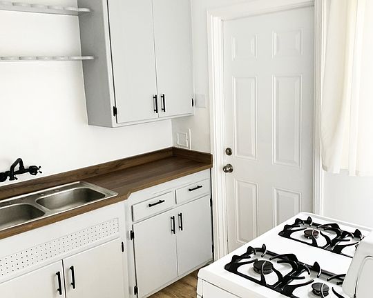 5th image of 3415 S Bronson Ave