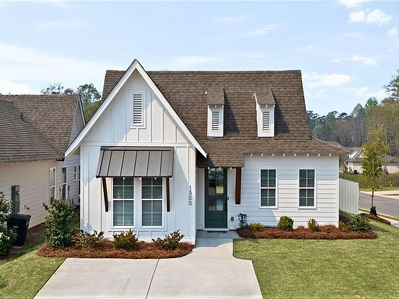 3rd image of 1300 Woodland Cir