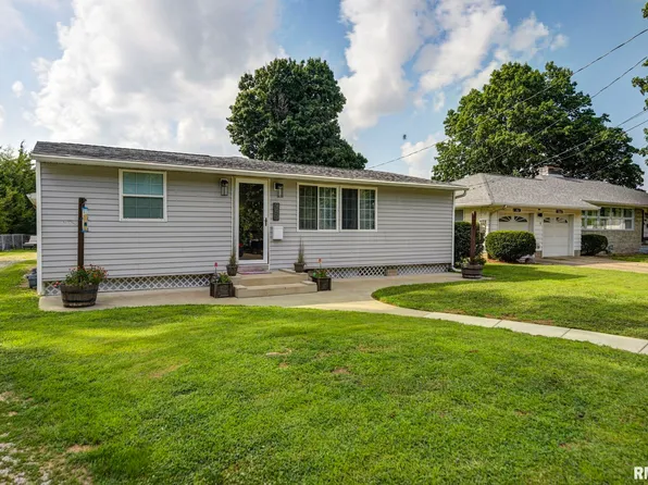 947 Hawley St, Taylorville, IL 62568