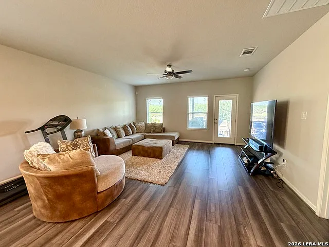 4 bed, 3.5 bath, 2886 sqft, $2,695 — Photo 4
