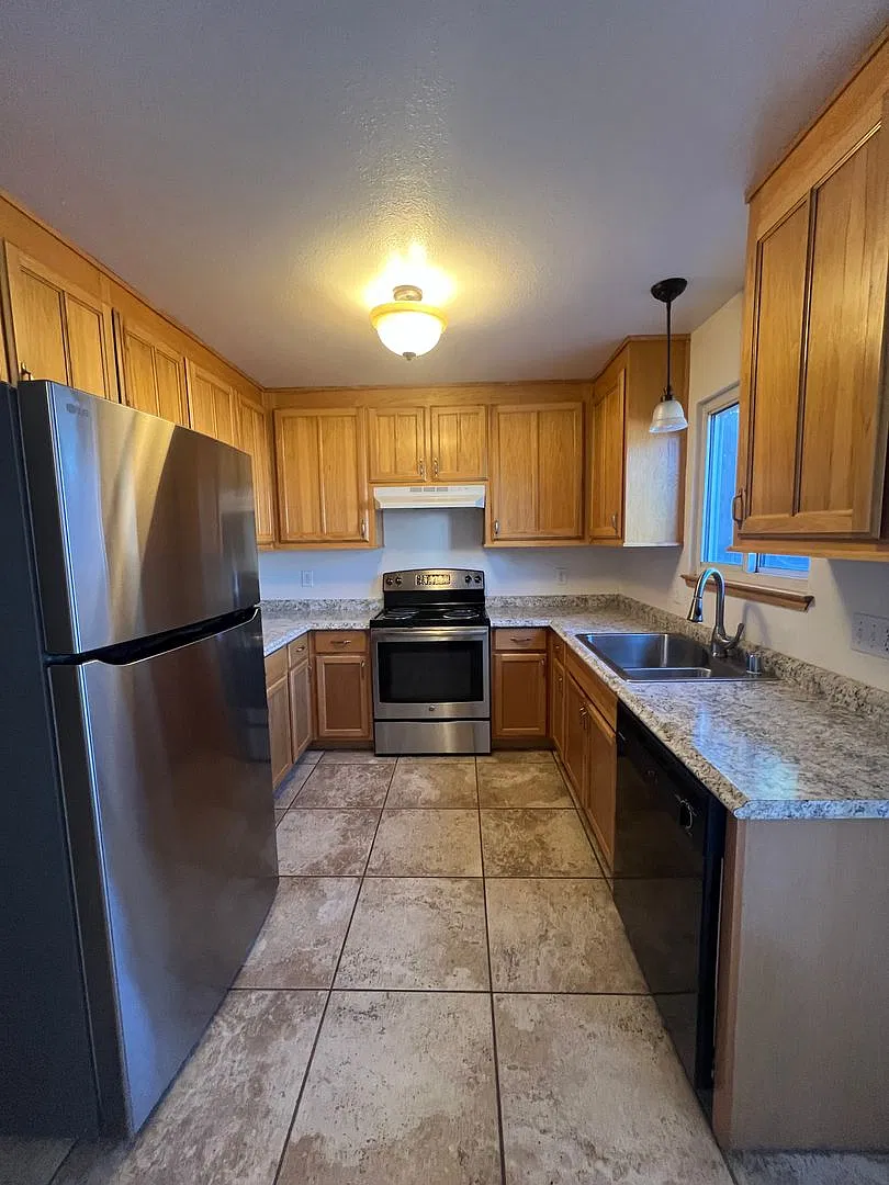 2 Bedroom 1.5 Bath Townhouse near Schools & Shopping — Photo 1