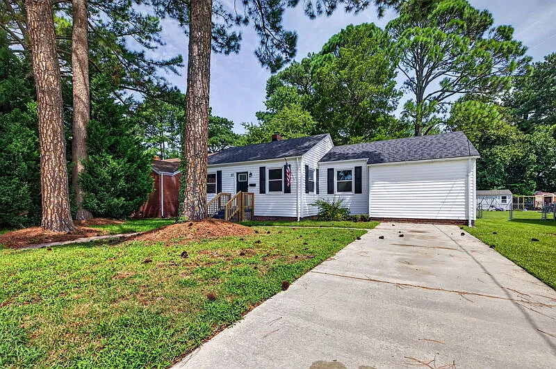 3 bed, 2.0 bath, 1400 sqft, $2,295 — Photo 3