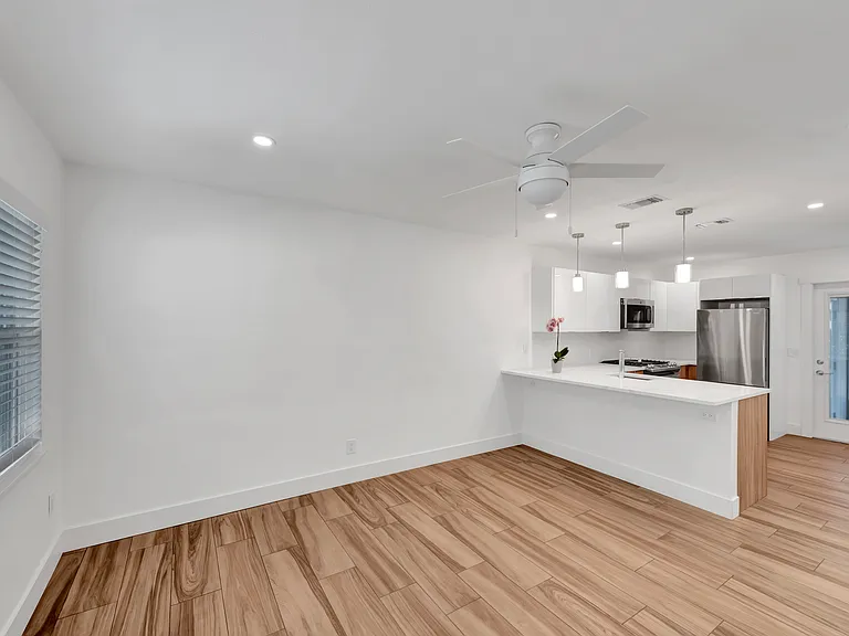 824 22nd St — Photo 3